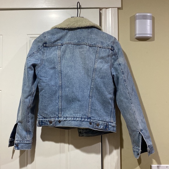 New with Tag Levi’s Trucker Jean Jacket with Faux Fur Sherpa lining - Picture 4 of 6